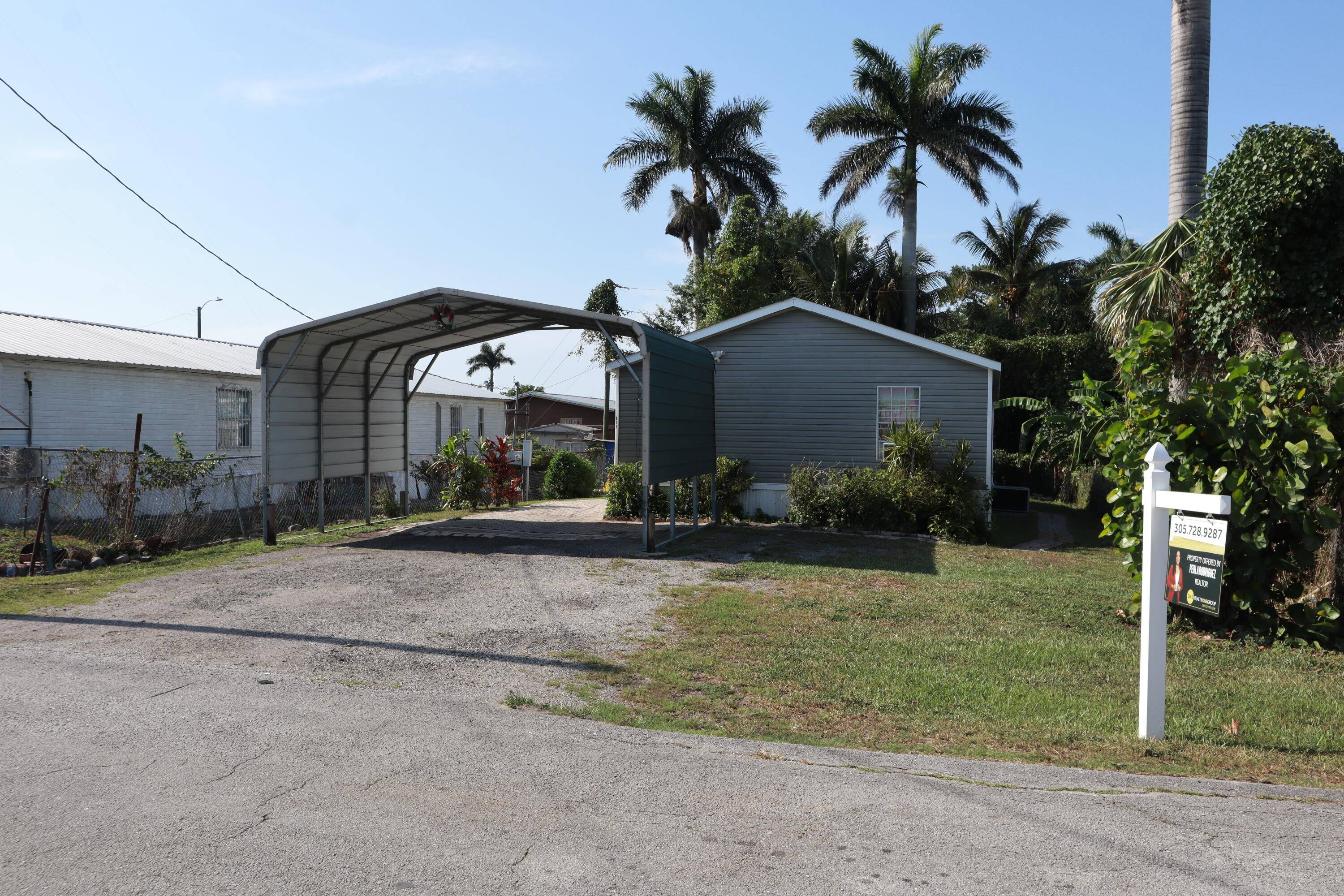 Welcome to this well maintained 3 bedroom, 2 bath mobile home located in the heart of Pahokee !