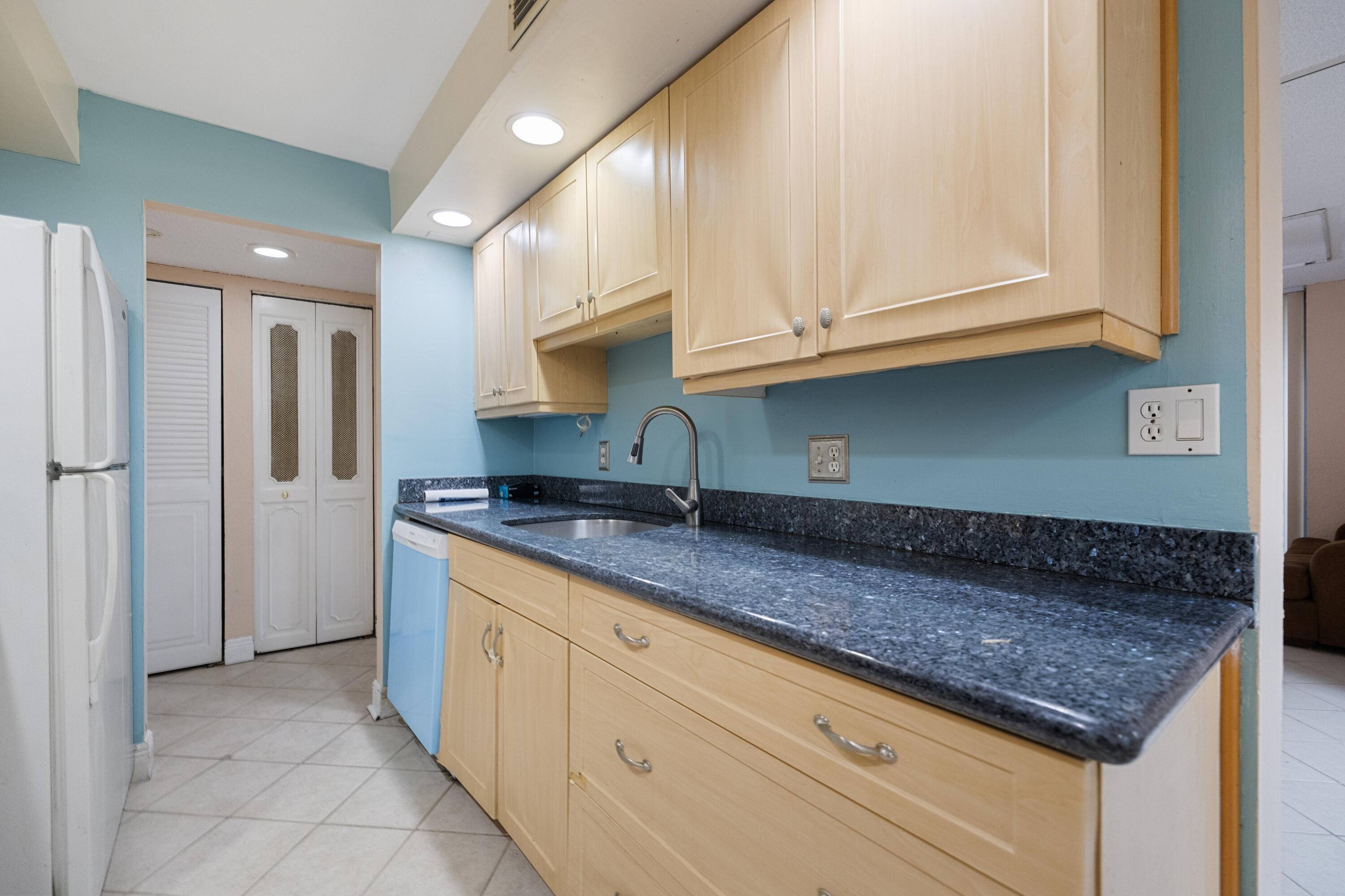 This 2 bedroom, 2 bathroom condo is a fantastic opportunity, offering a spacious ground floor, corner unit with a large patio perfect for outdoor relaxation or entertaining.