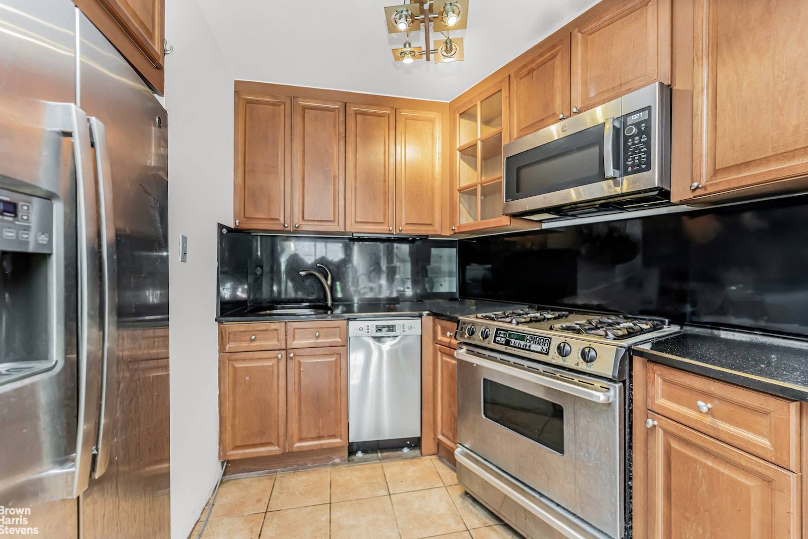 2 BED, 2 BATH CONDO WITH BALCONY amp ; RIVERVIEW ROOFDECKThis sunny apartment offers a spacious open floor concept with an open kitchen including granite countertops, stainless steel appliances and ...
