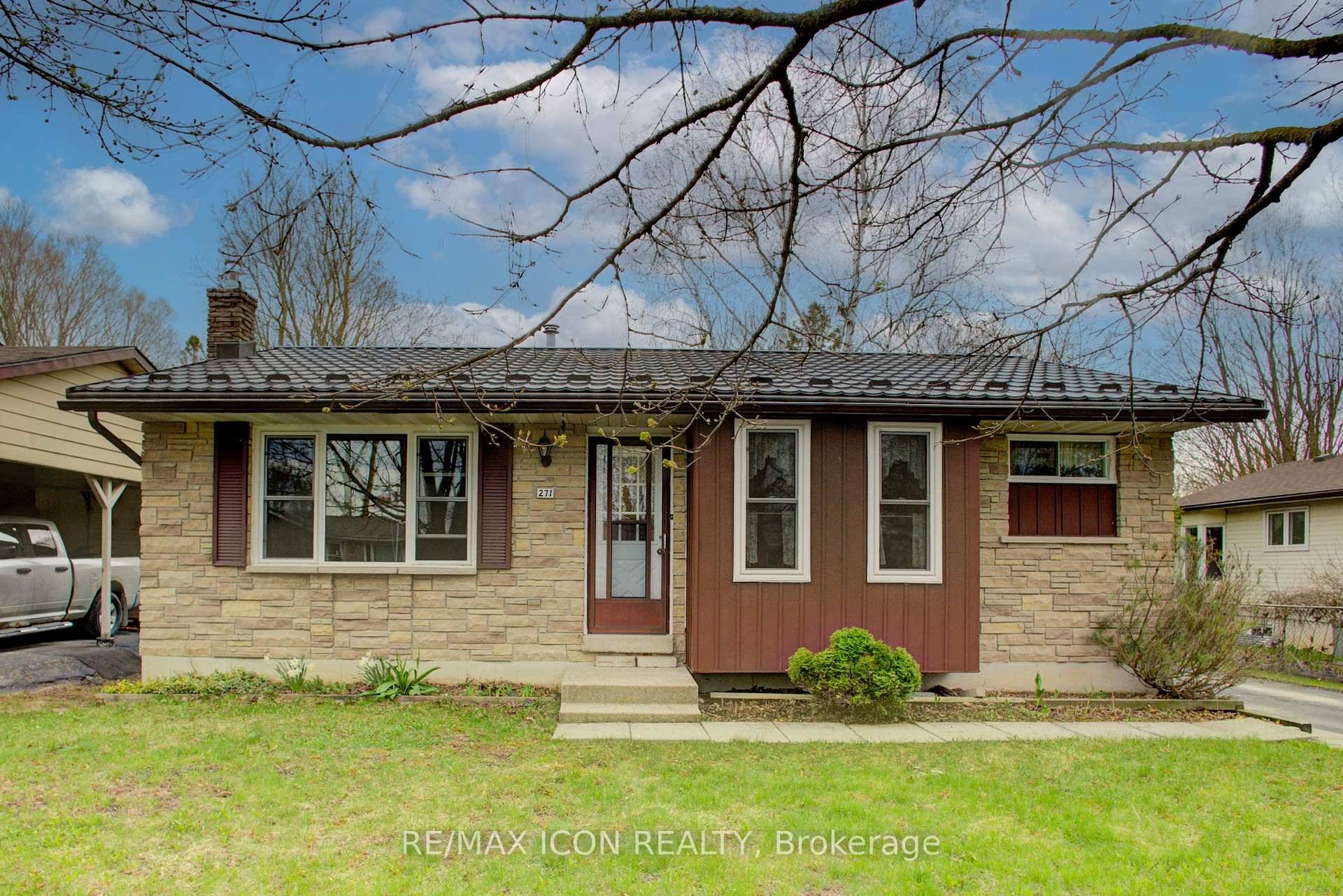 Welcome to this lovely, move in ready 3 1 bedroom bungalow nestled in a quiet, mature neighbourhood !