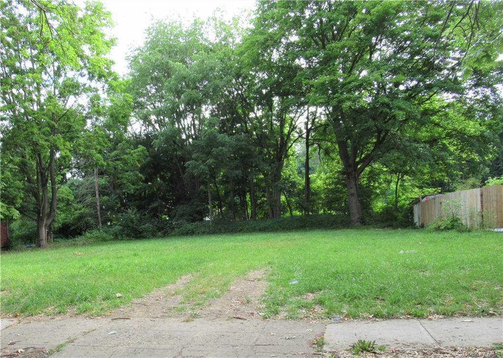 BUILD YOUR HOME ON THIS AMAZING CITY PROPERTY !