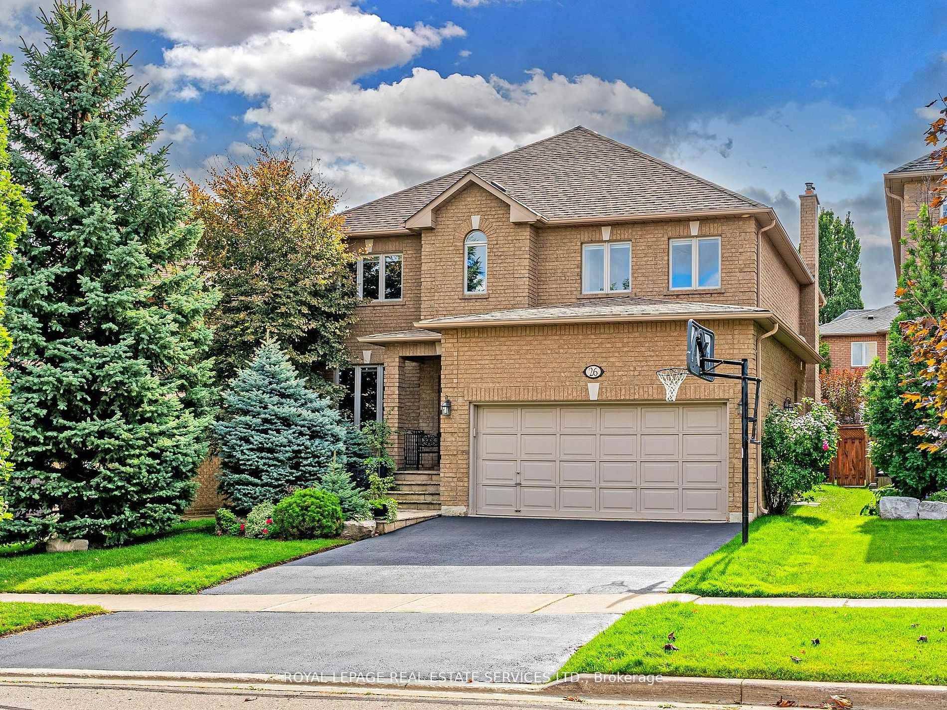 Beautiful 2 storey executive 4 1 bedroom 5 bathroom detached home on one of the best streets in the prestigious Flamingo neighbourhood in Thornhill.