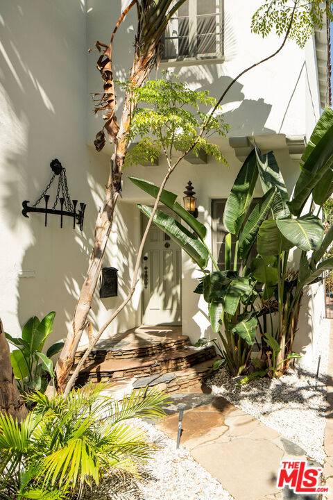 2320  N Beachwood Dr 5BR Hollywood Hills East La