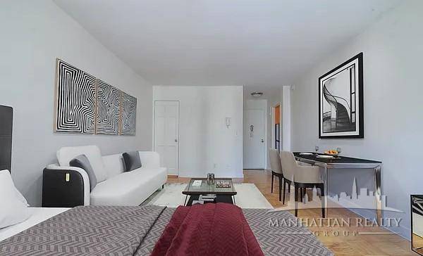 Welcome to this exquisite studio situated in the heart of Murray Hill !