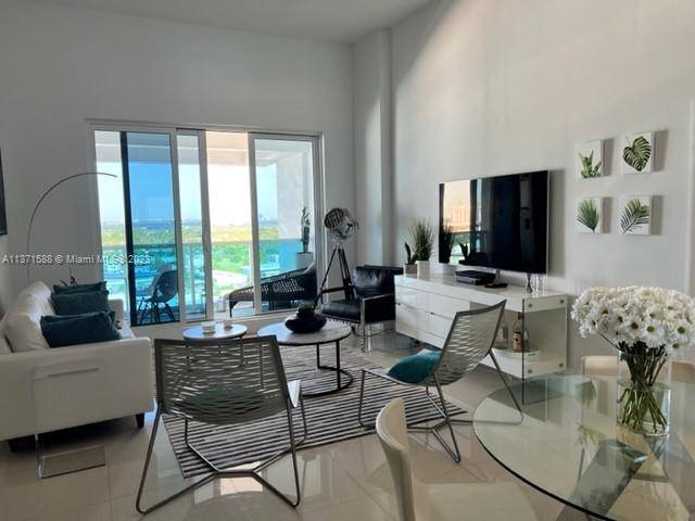 Fabulous and luxurious 2 bed 2 bath with 14 feet high ceilings, at The Roney Palace one of South Beach s hottest buildings.