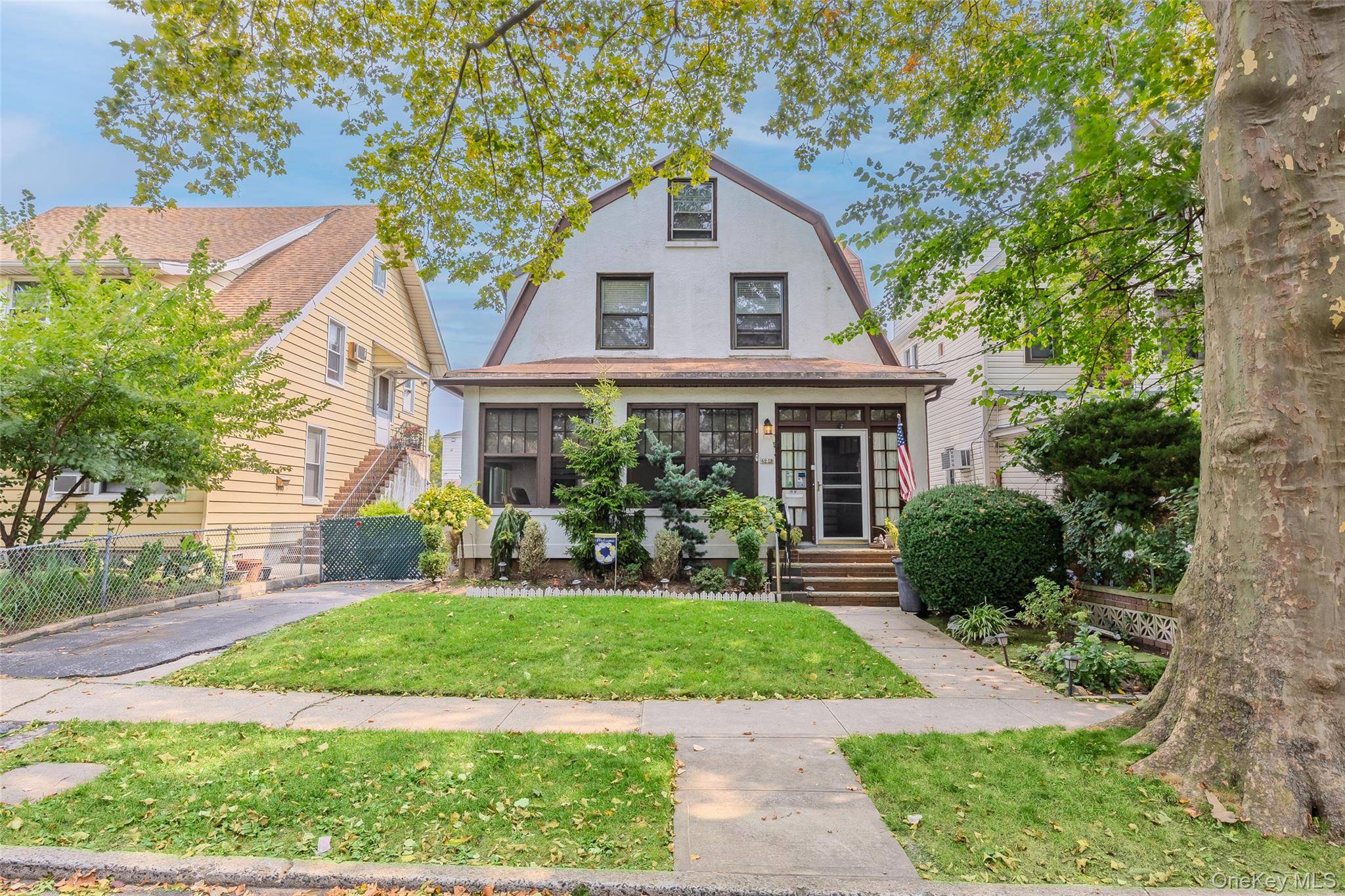 Charming Bayside Detached Colonial 6BR 3BA Spacious and well maintained 6 bedroom, 2.
