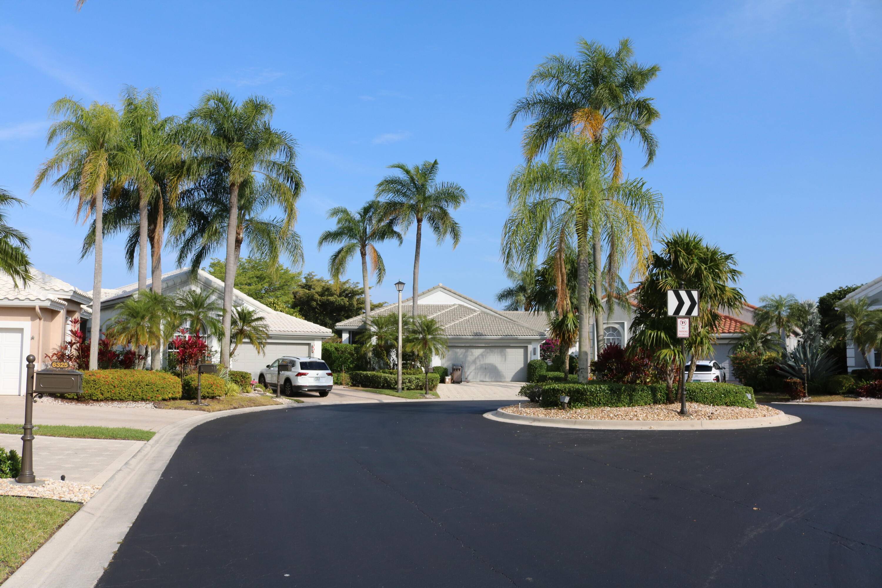 Location Location Location Big Spacious 3 3 2704 3496 sft home on a Cul De Sac with Magnificent LIGHTED Fountain Lake View in secure 55 gated Hampton Fairways community, a ...