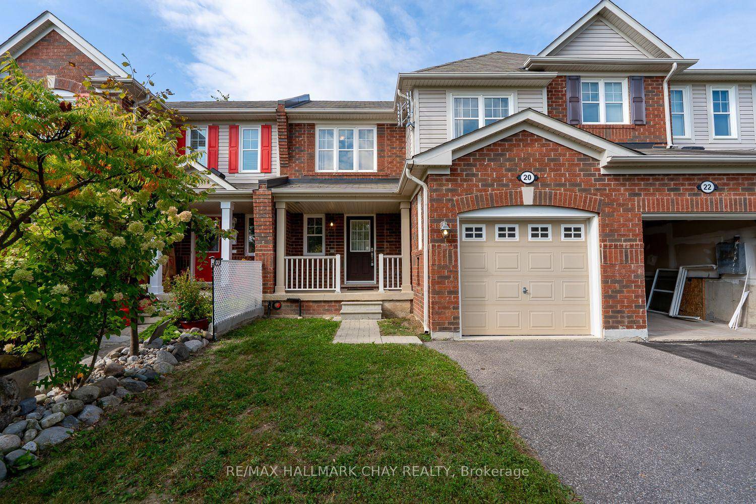 INCREDIBLE VALUE FOR THIS 3 BED, 2 BATH, FREEHOLD TOWNHOUSE IN DESIRABLE ALLISTON NEIGHBORHOOD.