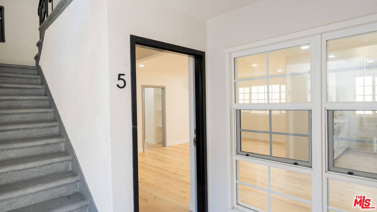 835 S Sherbourne Dr 2BR Beverlywood La