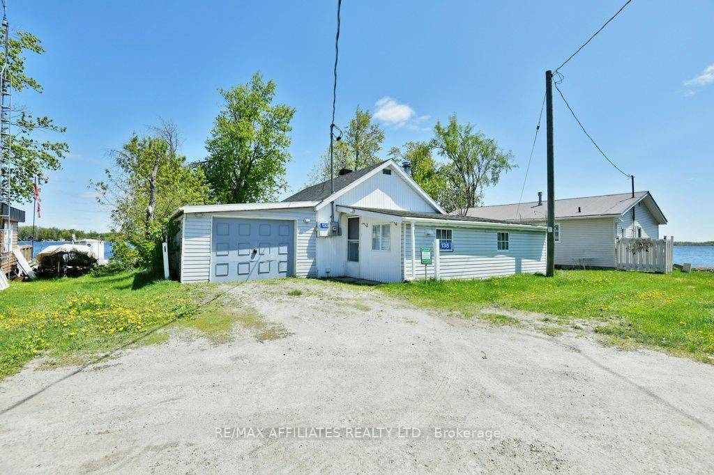 Nicely maintained bungalow overlooking the gorgeous Mississippi Lake.