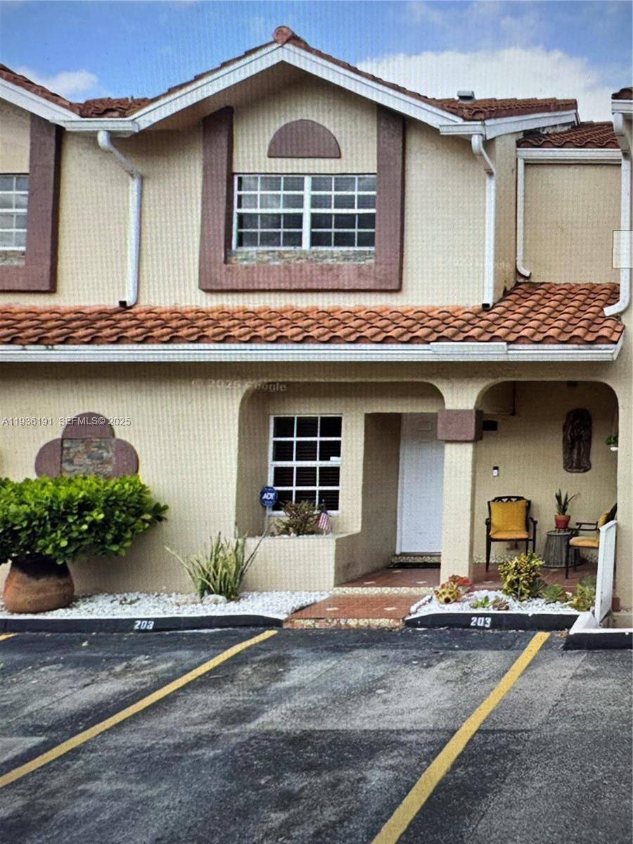 Beautiful spacious 1400 Sq ft townhome in the Desired Le Club in Kendall community.