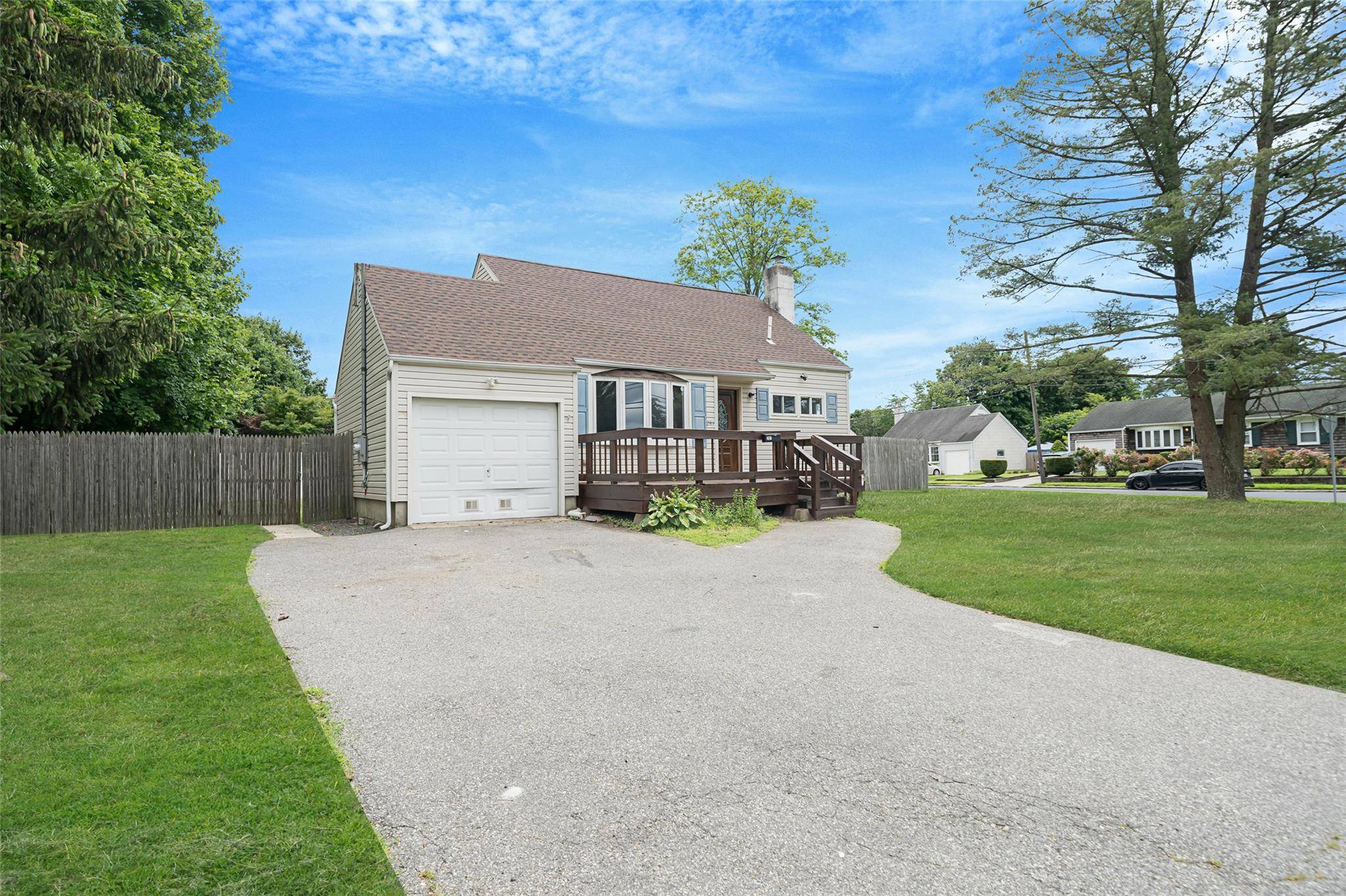 Expanded cape in excellent condition located in the heart of Deer Park.