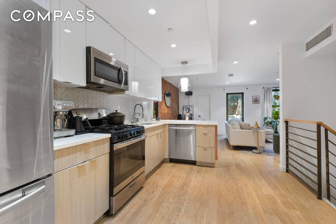 Set on one of the most picturesque brownstone blocks in prime Bed Stuy, Residence 1 at 667 Putnam Avenue offers the best of townhouse living with the ease of a ...