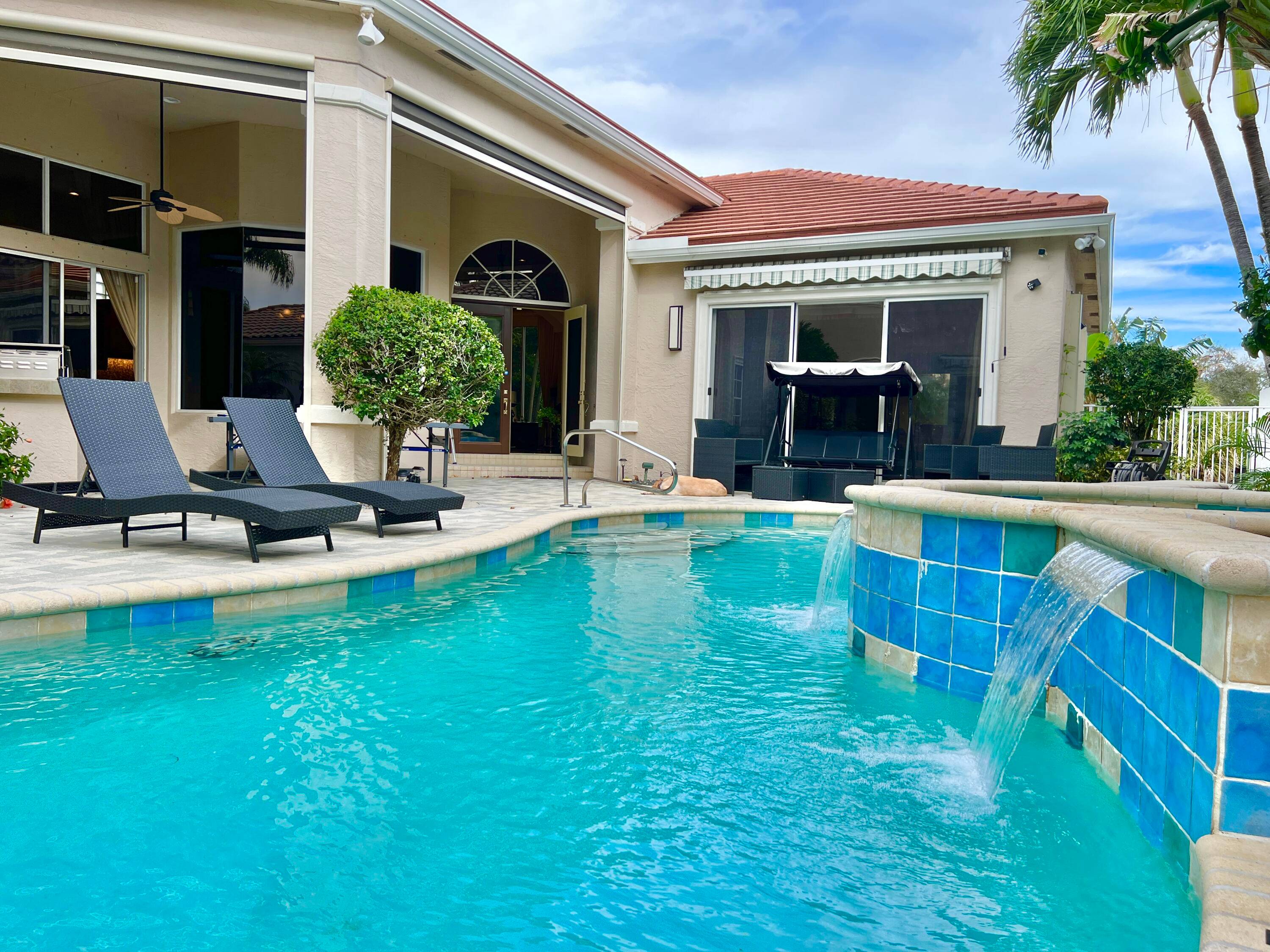Beautiful Lakefront Home Guest Cottage, Tropical Paradise, Heated Pool spa with Summer Kitchen, Gorgeous views !