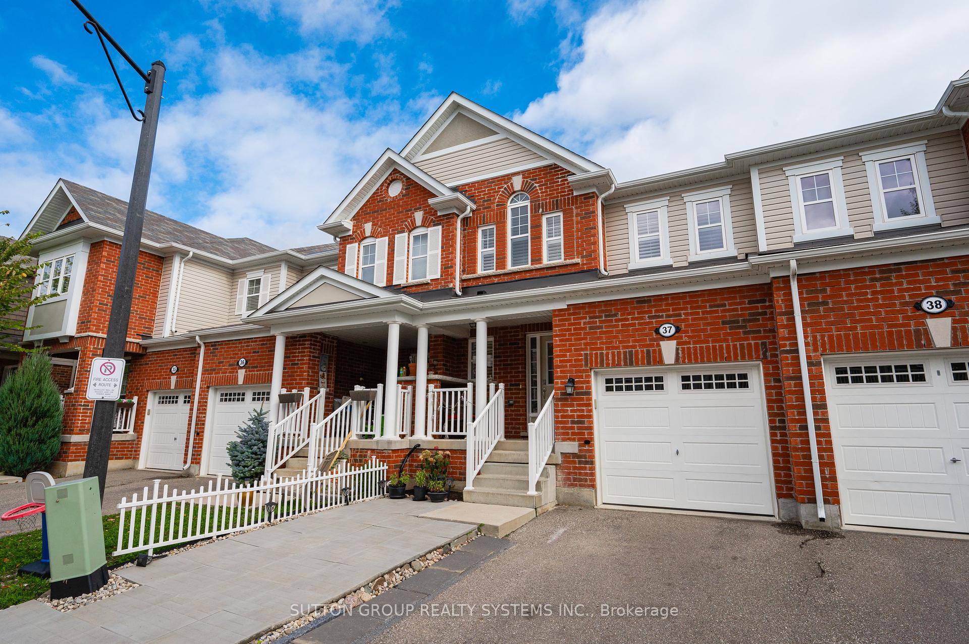 Stunning 2 Storey Freehold Townhouse in a Serene Cul De Sac Backing Onto a Beautiful Ravine !