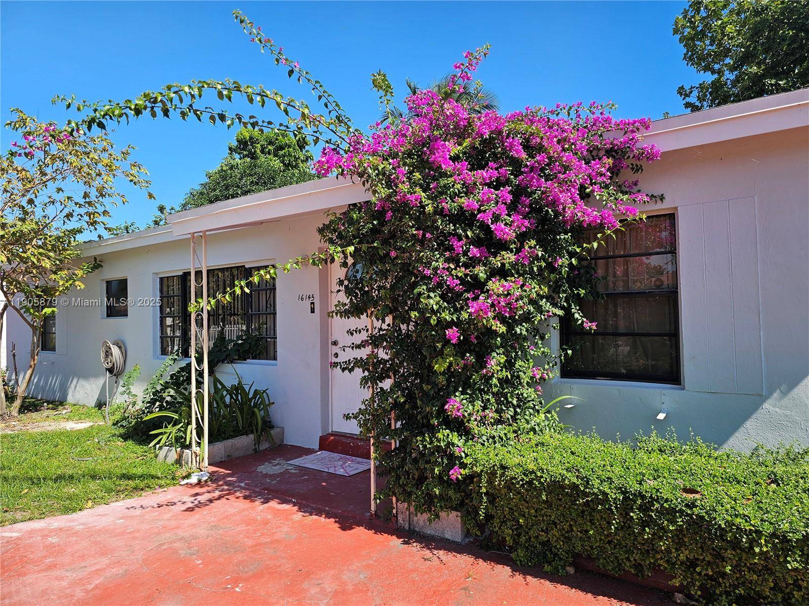 Great starter home 4 2 on a great Location central to mayor highways and shops.