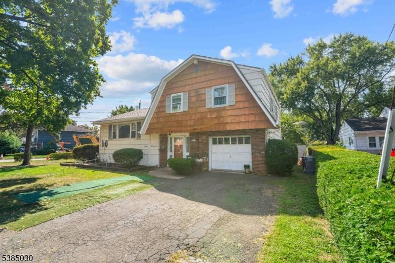 Welcome to this single family home featuring 7 total rooms, including 3 bedrooms and 1.