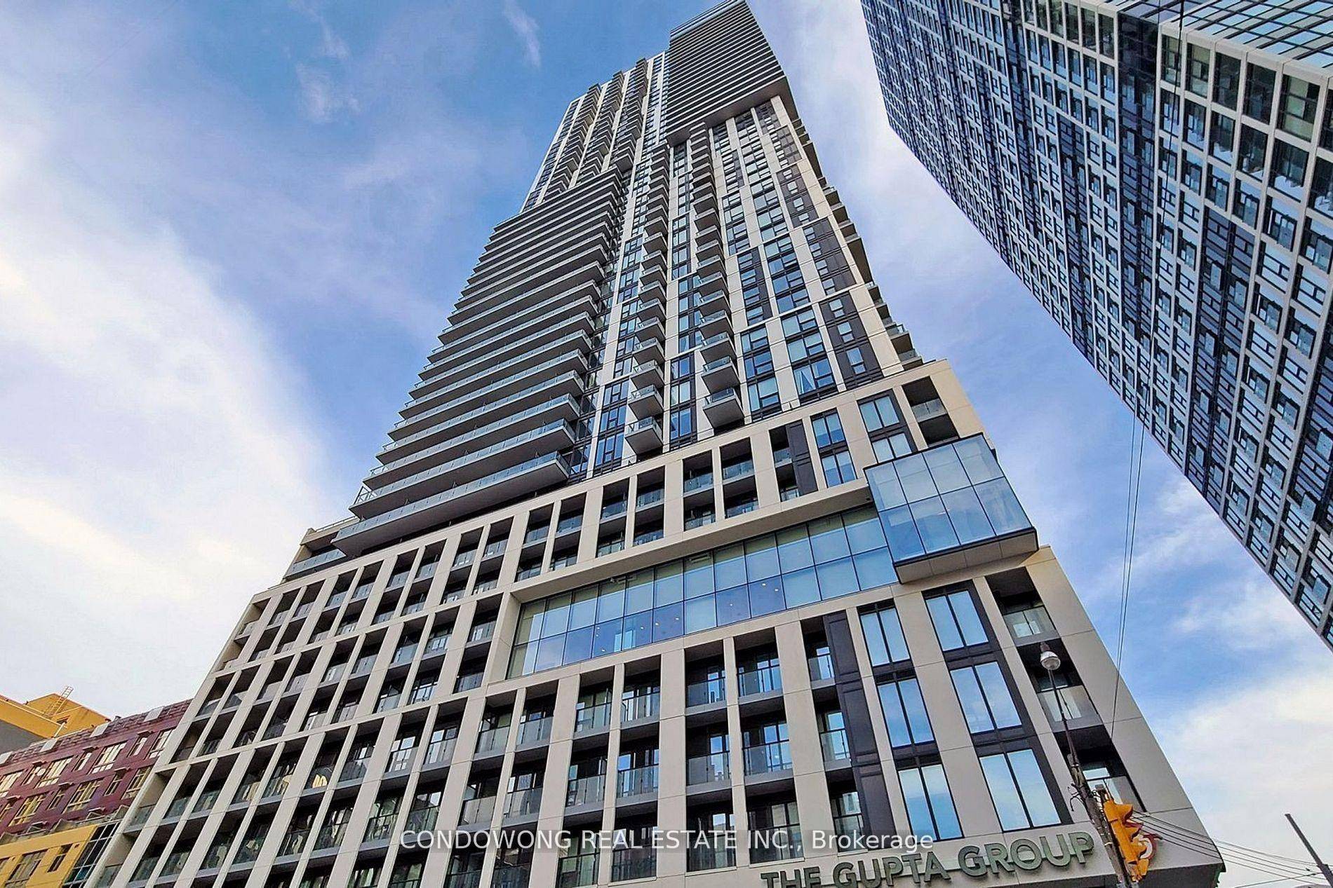 Beautiful 1 Bedroom Den Suite Conveniently Located with Dundas Streetcar, Toronto Metropolitan University, Eaton Center, George Brown College, Yonge Dundas Square, Major Hospitals and Many More.