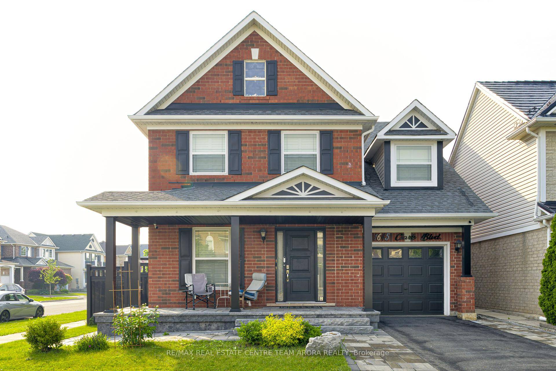 This 2 storey detached home is a true gem !