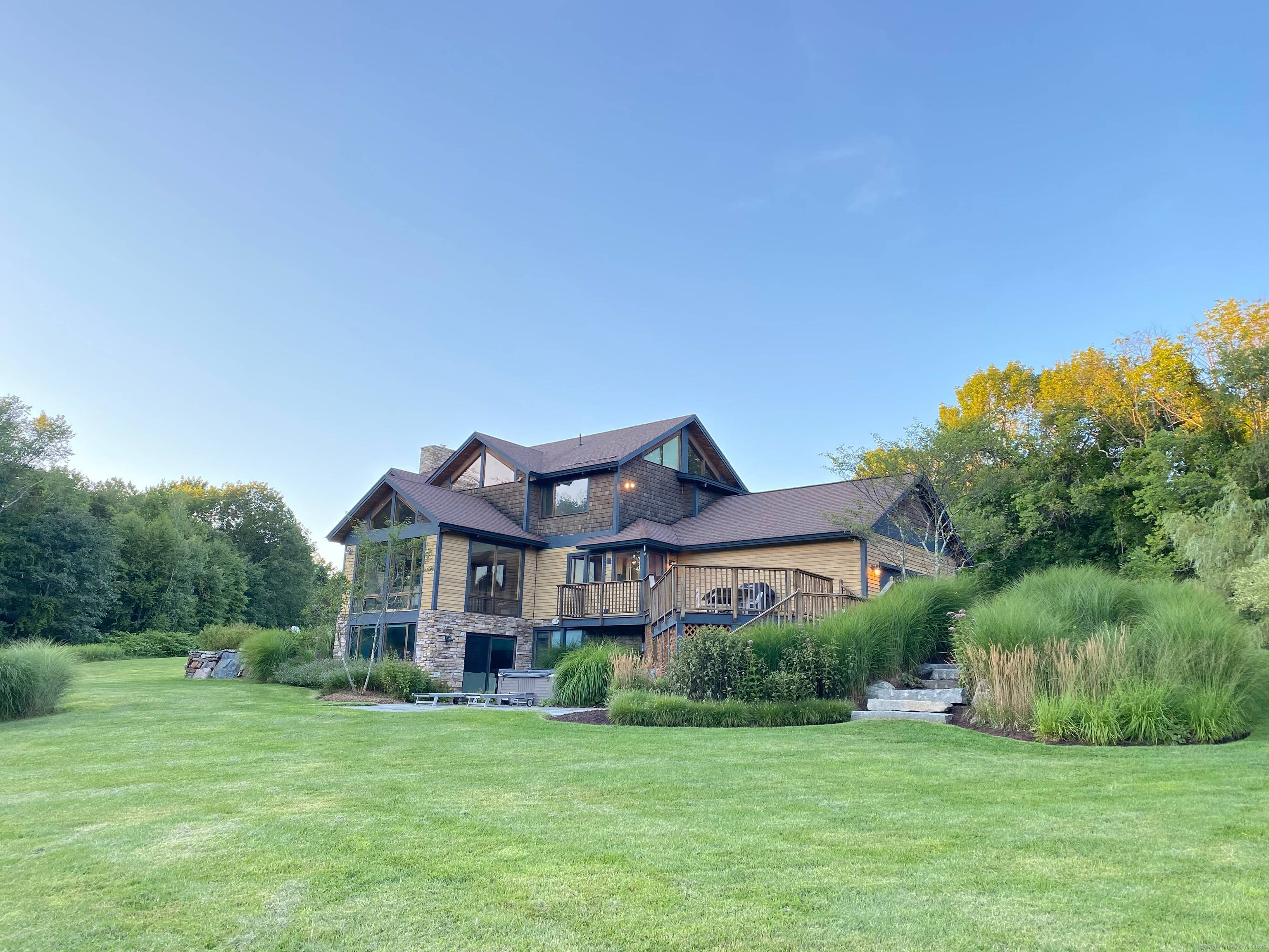 RENT FOR AUGUST 25, 000 AND GET ALL OF JULY FOR FREE or Enjoy your private Pool, Lake beach, Privacy, Tennis, Basketball, Fishing, Canoeing, Hikes and an Idyllic summer country ...