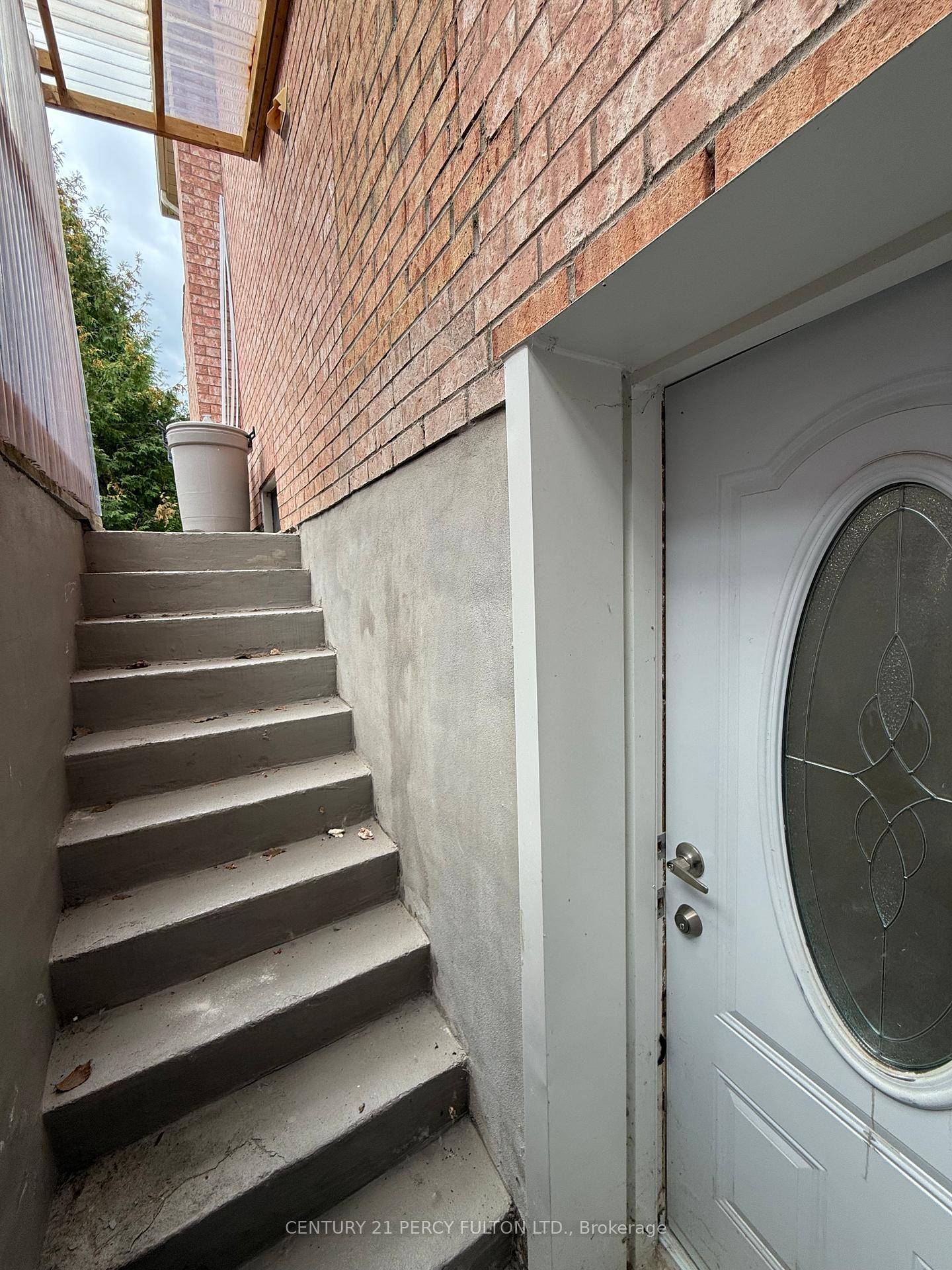 Large and modern basement appt located on quiet street and close to all amenities, restaurants, shops, cinema, groceries, etc.
