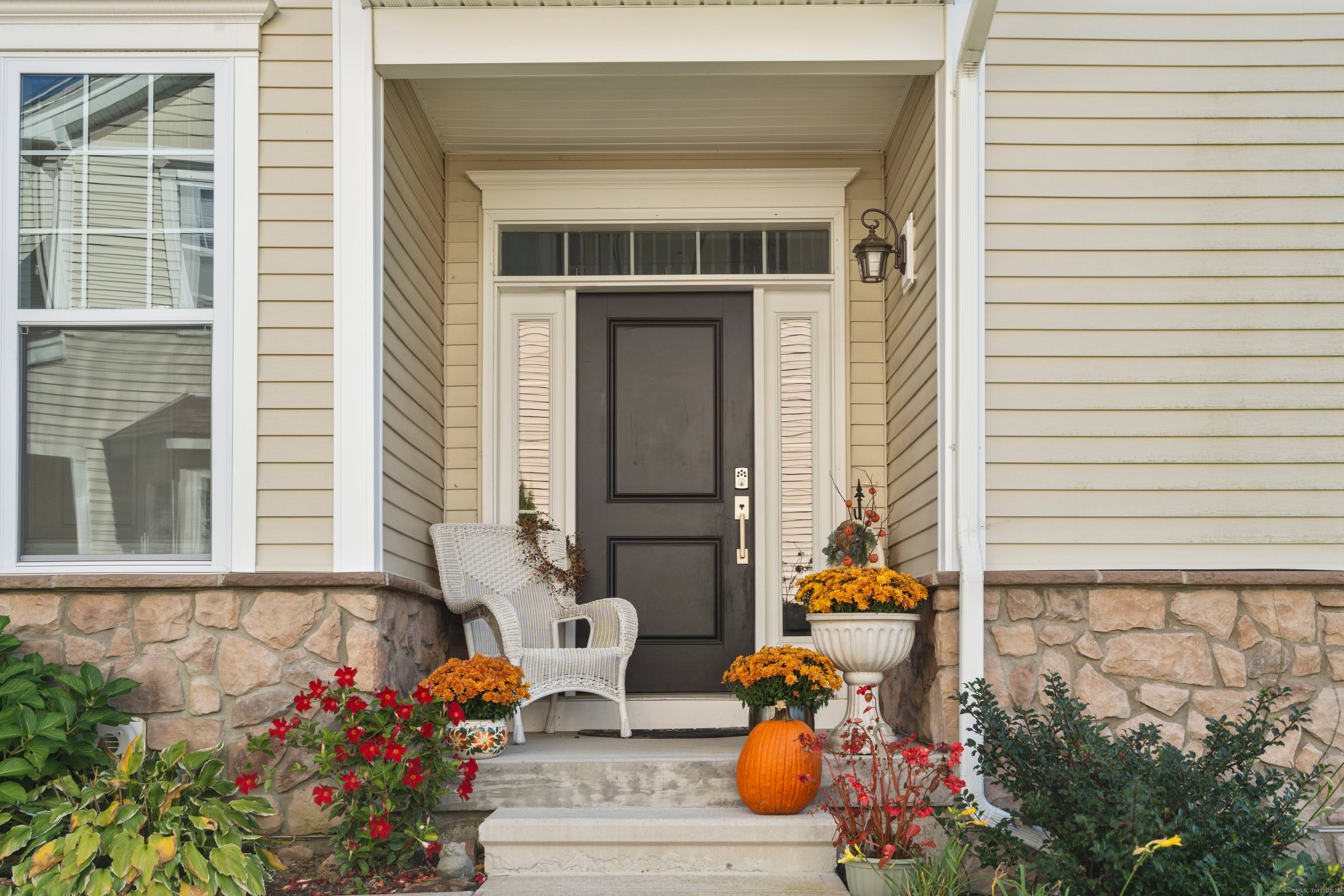 Step into this stunning 2 bedroom, 2 bathroom condo that beautifully blends comfort and luxury.