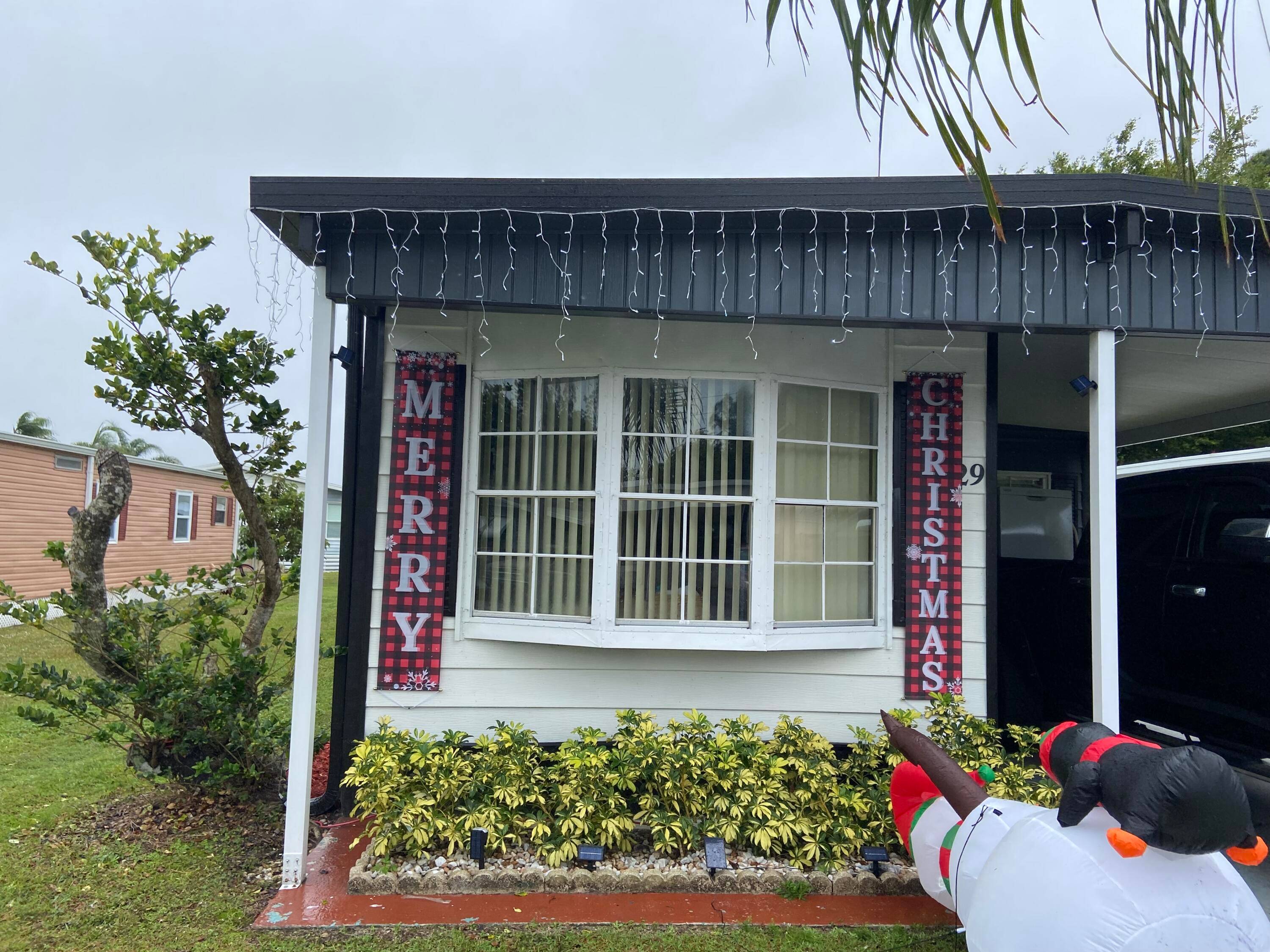This 2 bed 2 bath home situated on quiet low traffic street in a great 55 community on leased land.