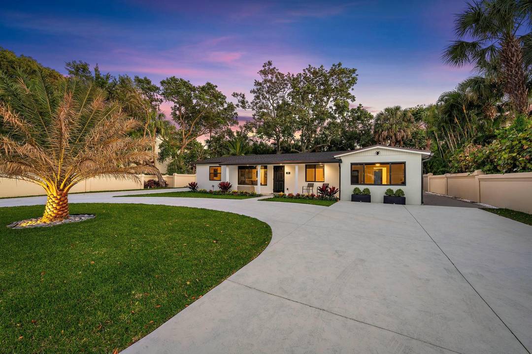 This beautifully renovated 3 bedroom, 2 bathroom home in Palm Beach Gardens is move in ready !