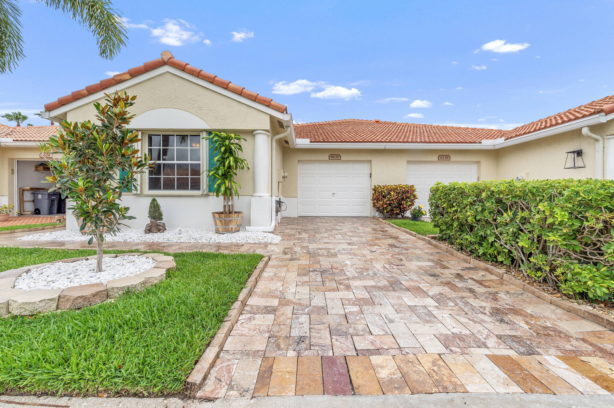 Bright and inviting 3 bed, 2 bath villa in the welcoming 55 community of Floral Lakes.