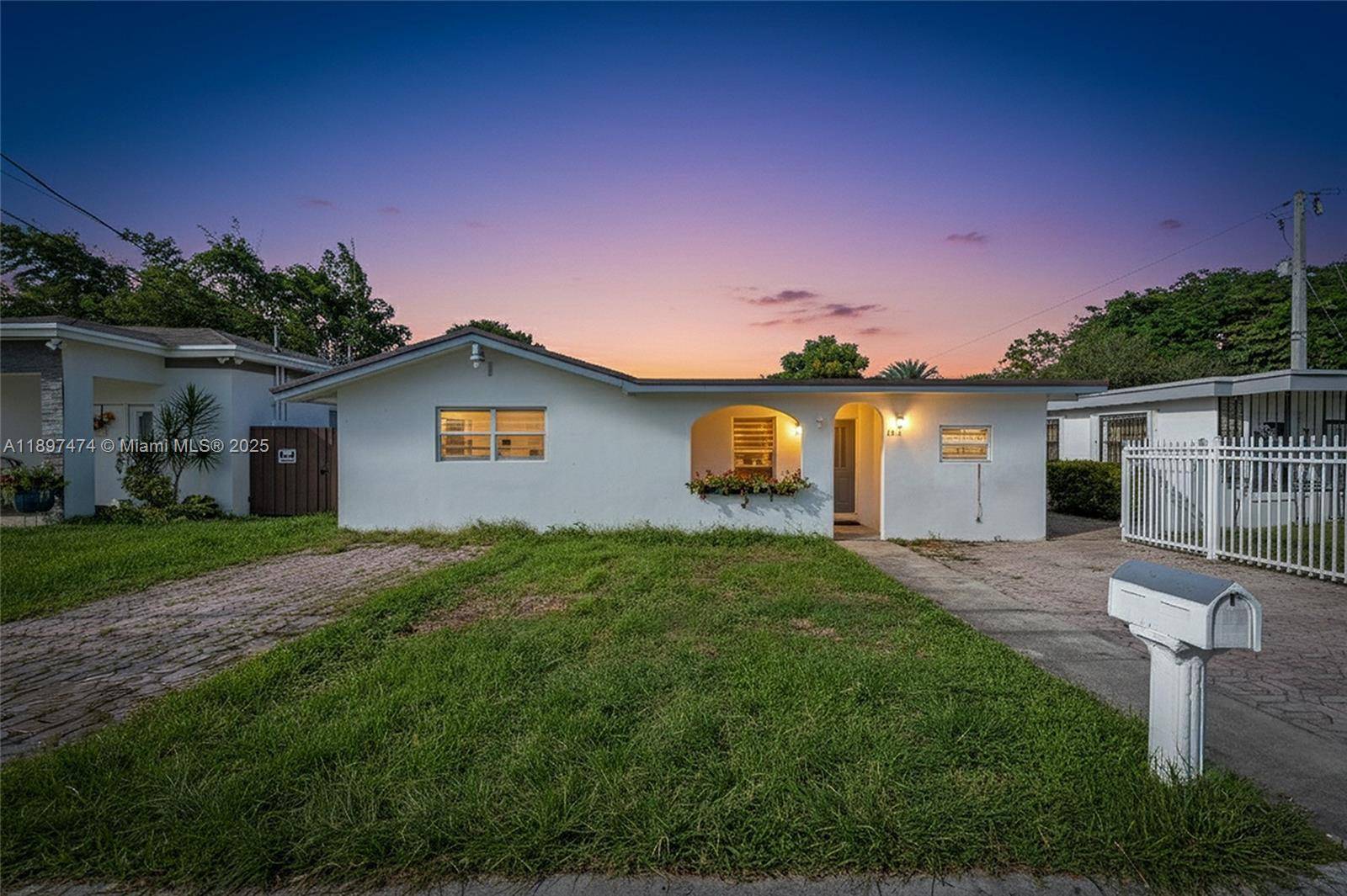 Welcome to this charming single family home located just 5 minutes from The Falls Mall in the highly desirable Miami area !