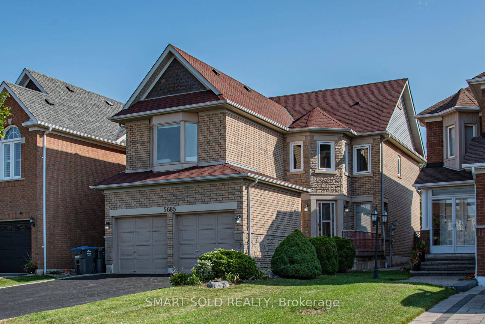 Move In Ready ! Modern, Fully Upgraded Home in Prime Central Erin Mills !