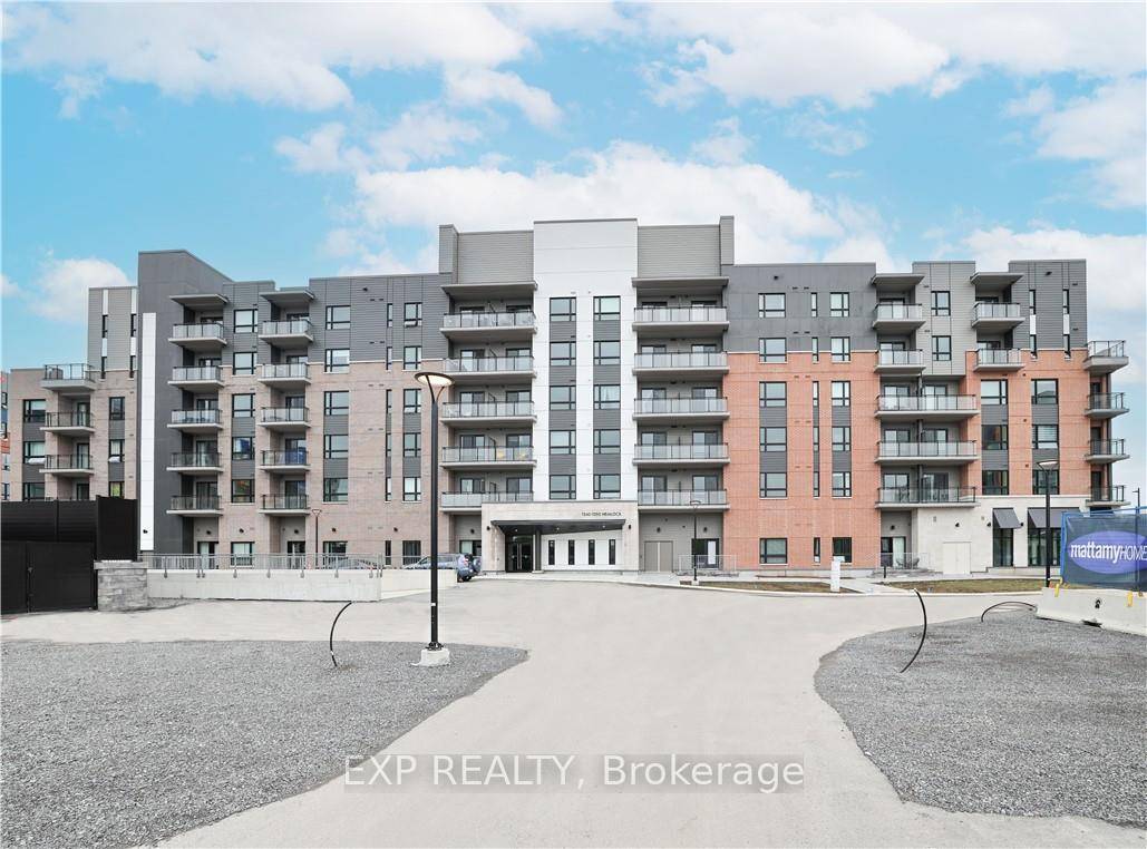 Beautiful studio condo unit is ideally located in Wateridge Village, nestled between Rothwell Heights amp ; Manor Rockcliffe Park.
