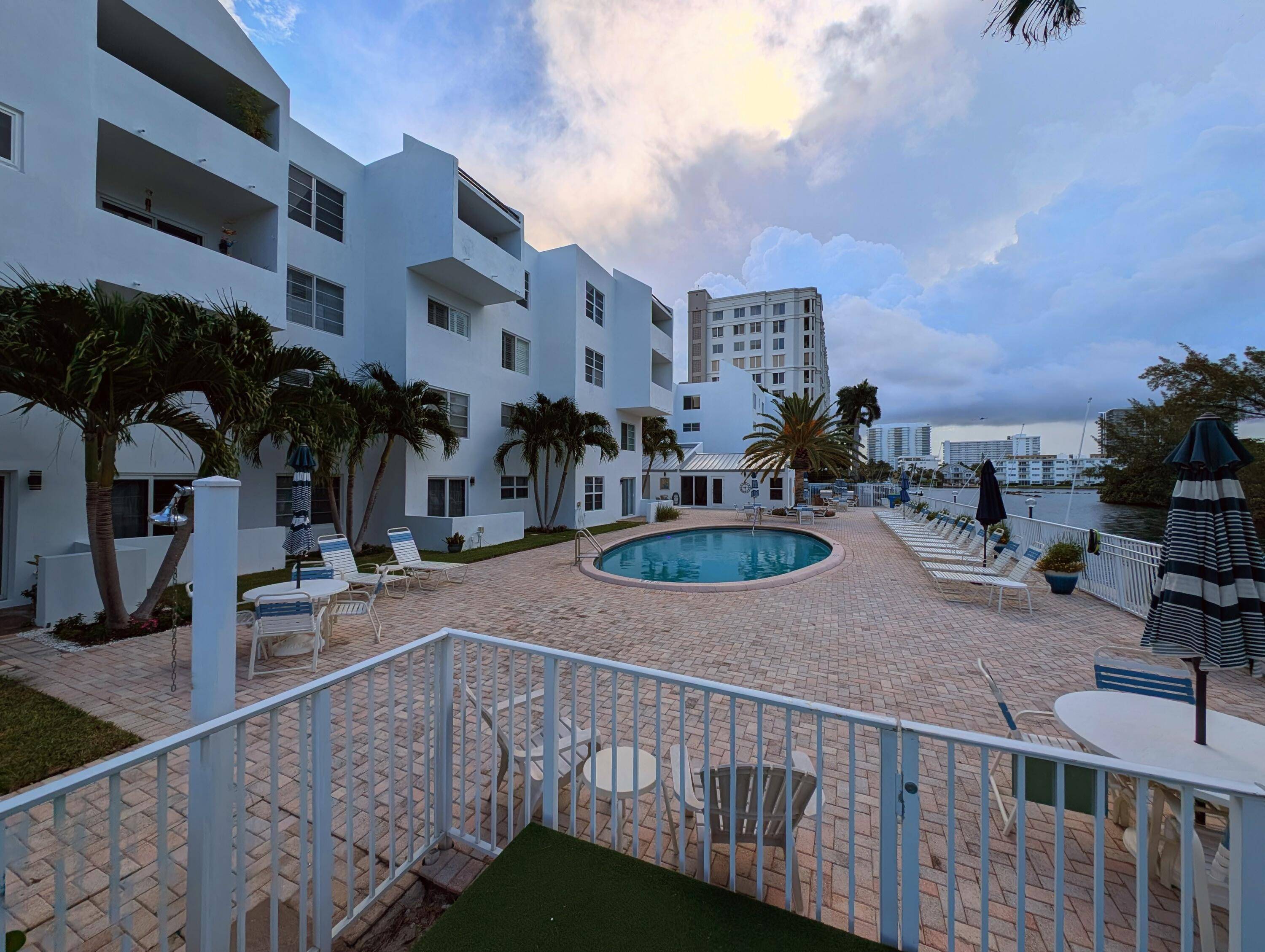 Bring your boat and live the Intracoastal lifestyle !