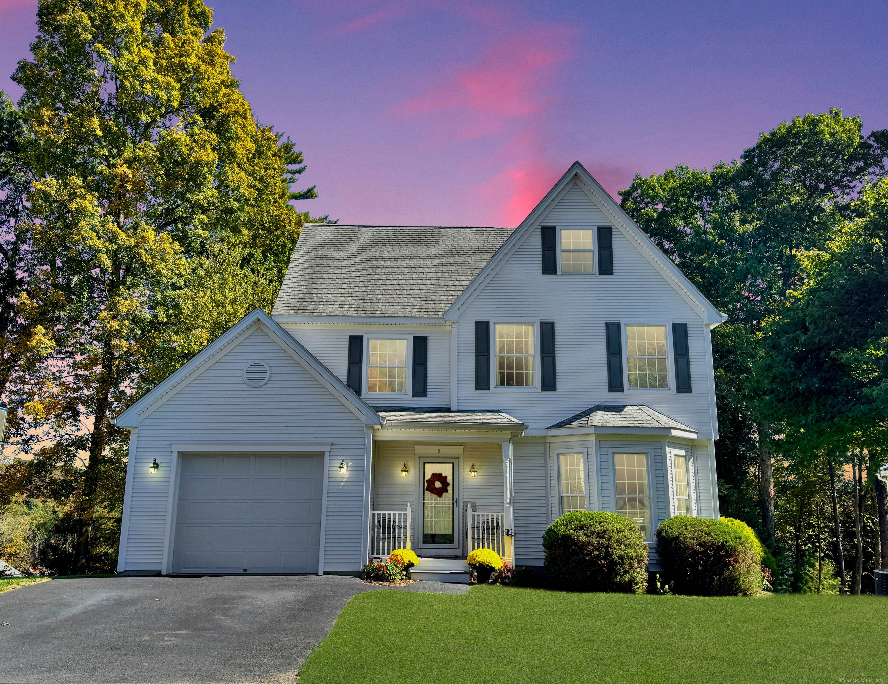 Discover the perfect blend of style, comfort, and convenience in this beautifully designed 2004 Colonial.