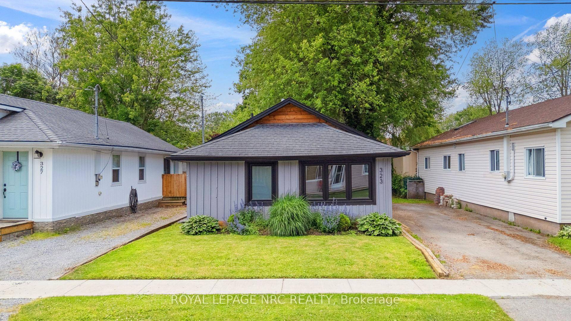 Welcome to your perfect beach town retreat !