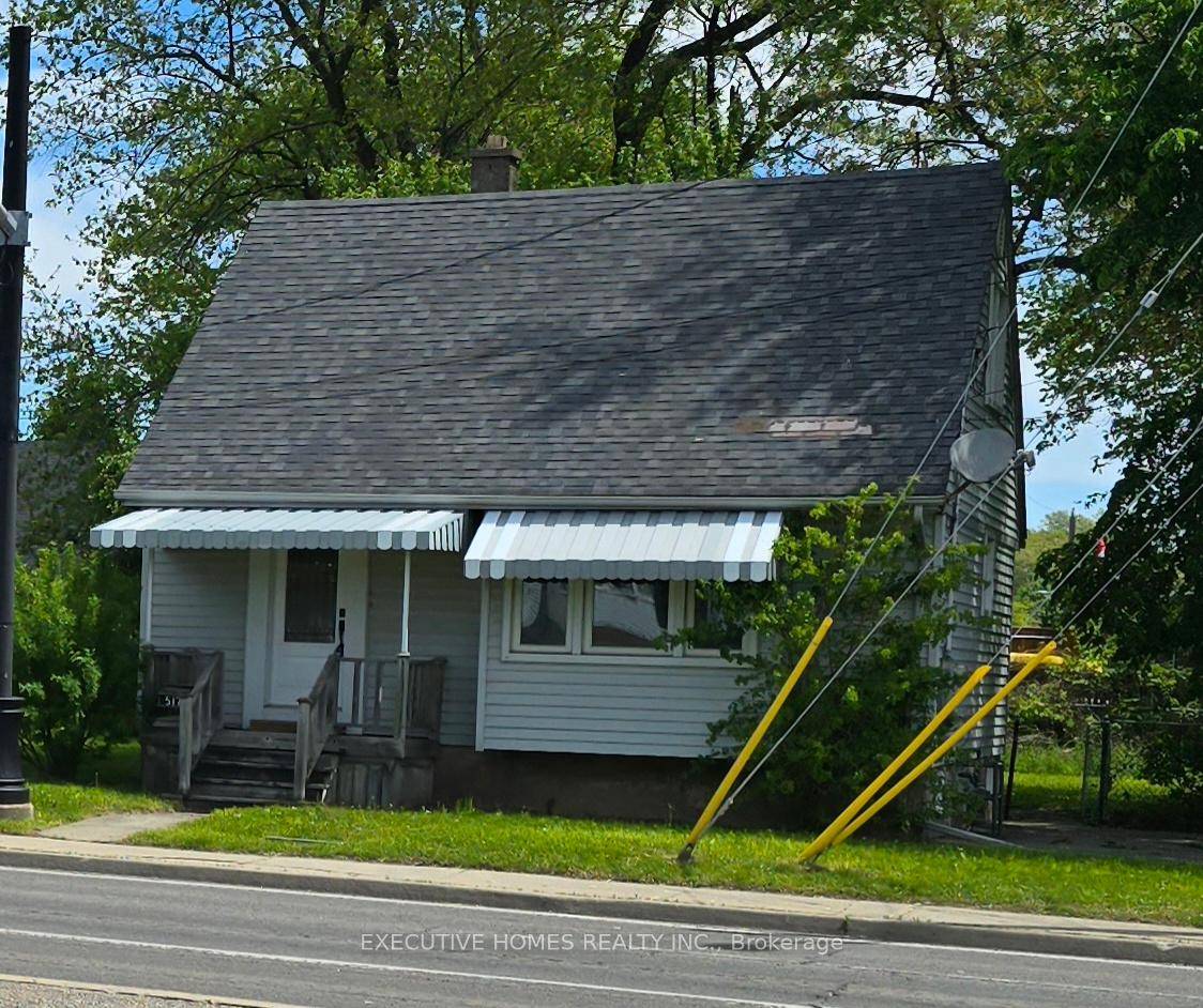 Recently renovated the kitchen, living room, washroom and the floors.