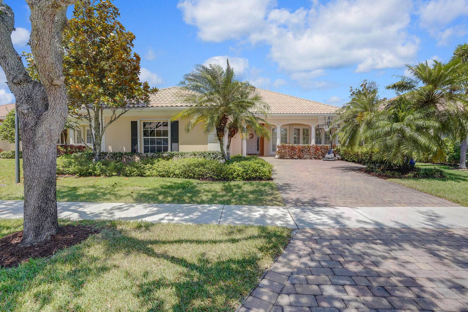 Step inside and discover this beautiful renovated Carlyle model offering 4 bedrooms, 3 bathrooms with over 2, 502 square feet of comfortable living space with 12 foot ceilings in the ...