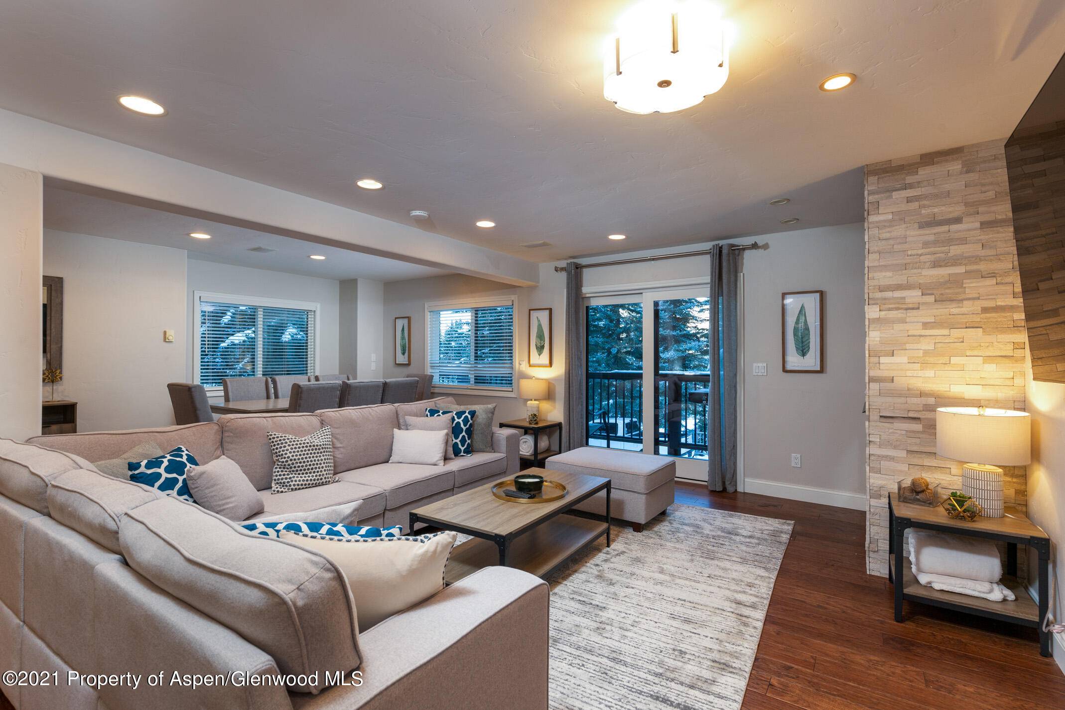 This stunning 3 level townhome, located one block from Aspen's historic Lift 1A and 3 1 2 blocks to downtown, has everything that downtown Aspen has to offer right at ...