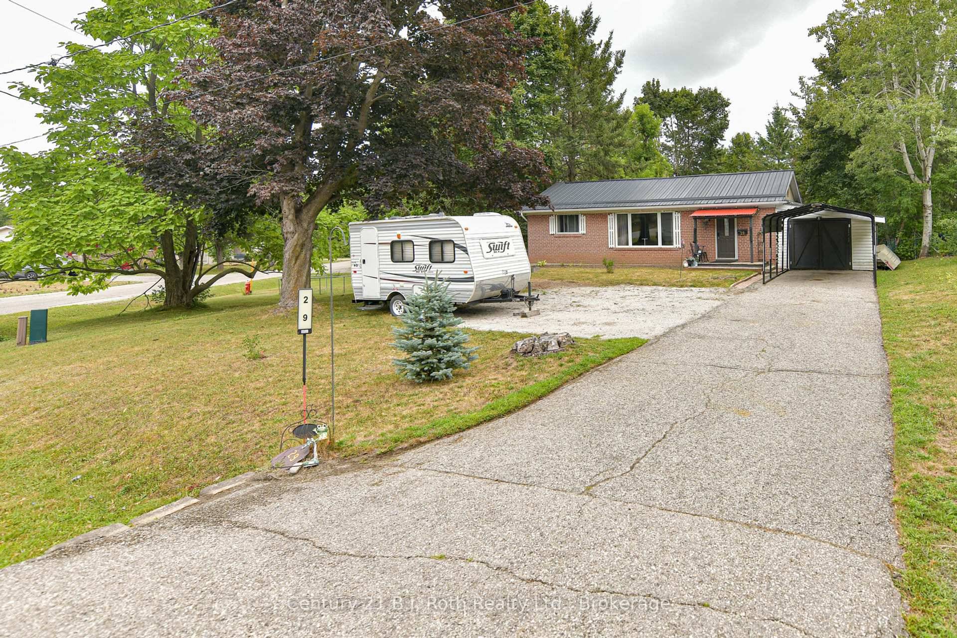 This well maintained 2 Bedroom Bungalow in mature West Orillia neighbourhood, sits on a fenced 70'x 189' Ft lot.