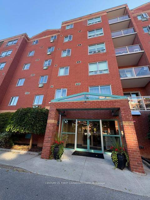 This 2 Bedroom 2 Bath apartment is ready to be rented out !