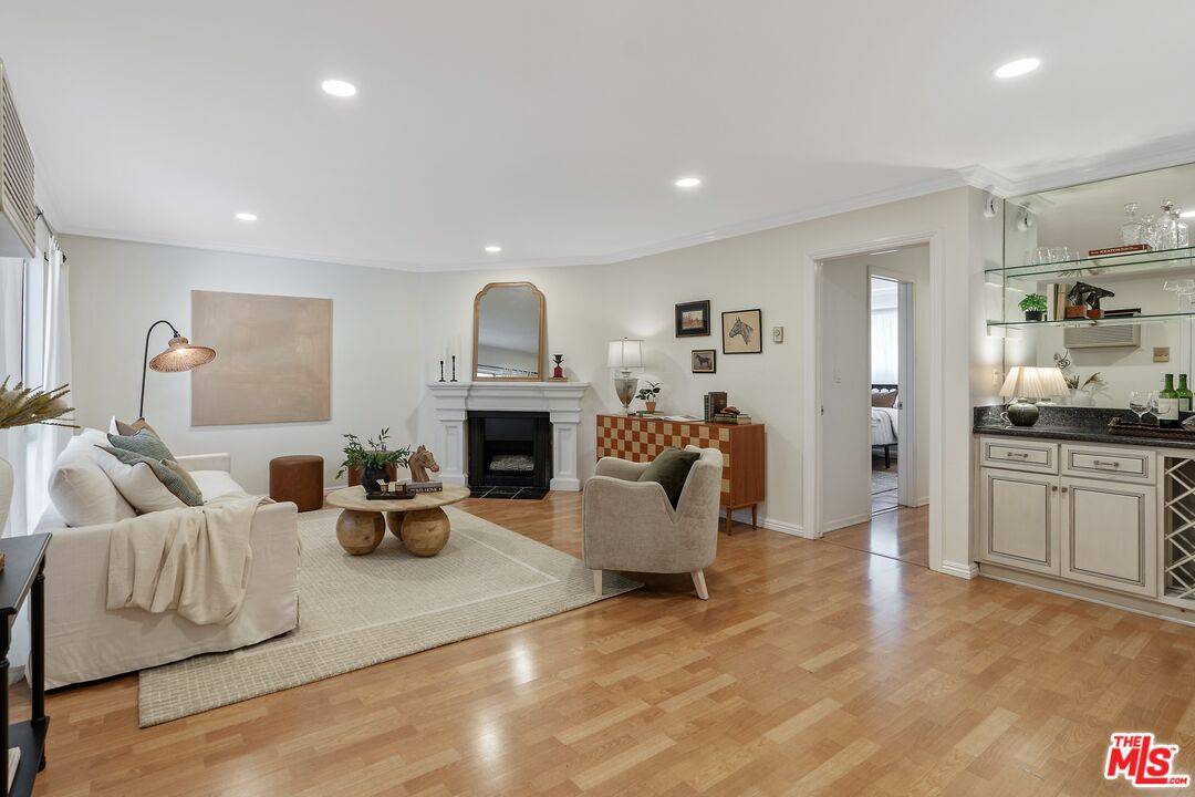 837  N West Knoll Dr 2BR Sunset Strip La