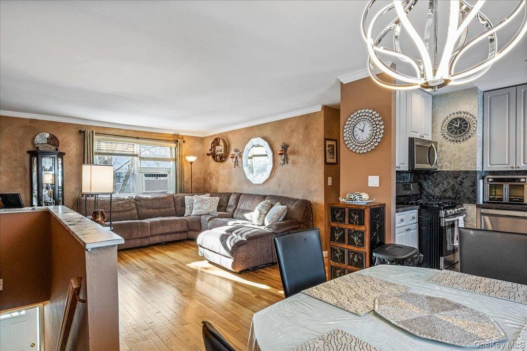 Garden COOP Apartment Located In Oakland Gardens, Upper 3 Bedrooms, Fully Renovated.