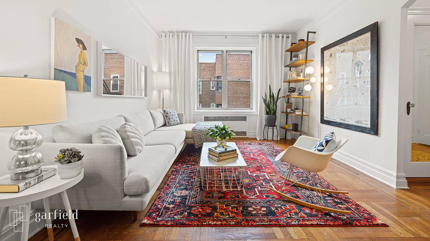 Welcome to this spacious, sun filled studio located on the 5th floor of a sought after prewar Art Deco elevator building on 8th Avenue in the heart of Park Slope.