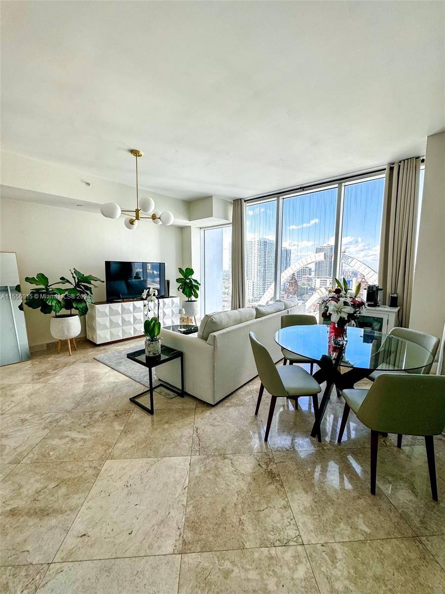 Ten Museum Park is exceptionally located minutes from South Beach, Wynwood, Design District, Midtown and the airport.