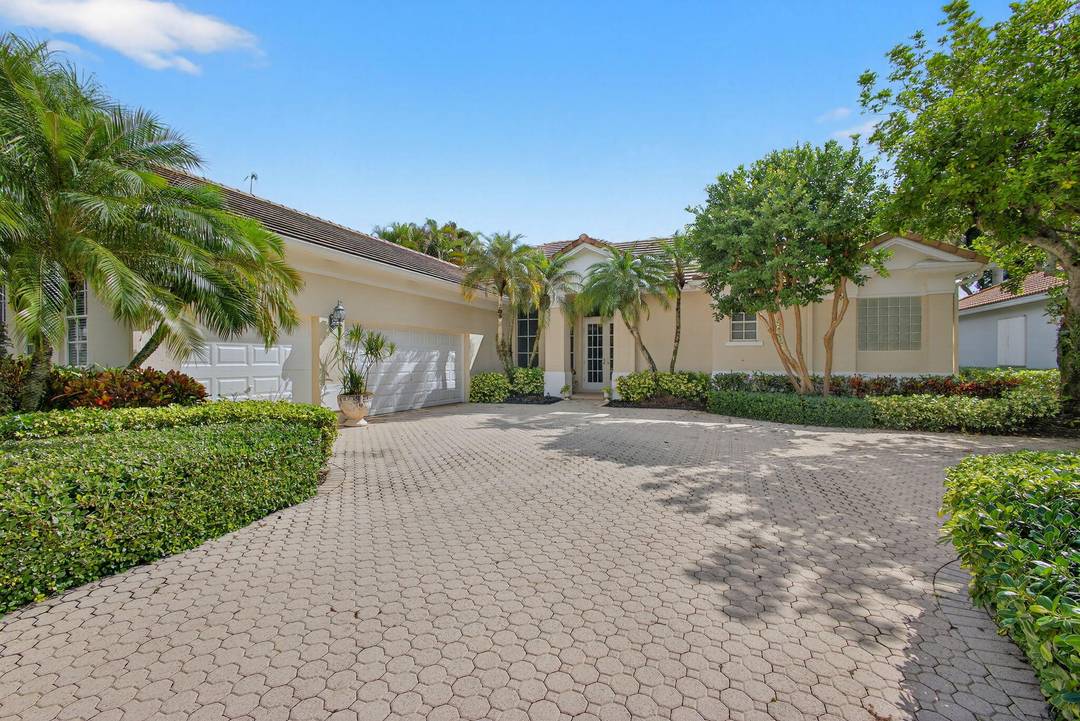 IMMEDIATE PREMIER GOLF MEMBERSHIP AVAILABLE WITH THE PURCHASE OF THIS HOME Experience the ultimate in Florida Living with this beautifully maintained 3 bed 3 bath home located in The Club ...