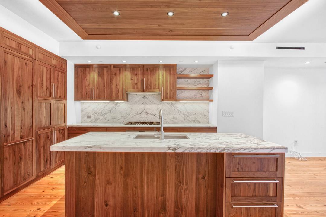 Make this luxurious duplex your new home at the prestigious Pierhouse at Brooklyn Bridge Park !