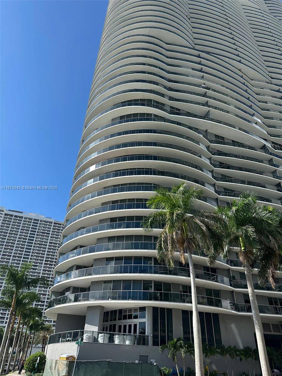 Luxurious Residence Beautiful finishes in these 2 bedroom dens, 3 bathroom at Aria on the Bay, directly across the street from Biscayne Bay in the Arts and Entertainment District.