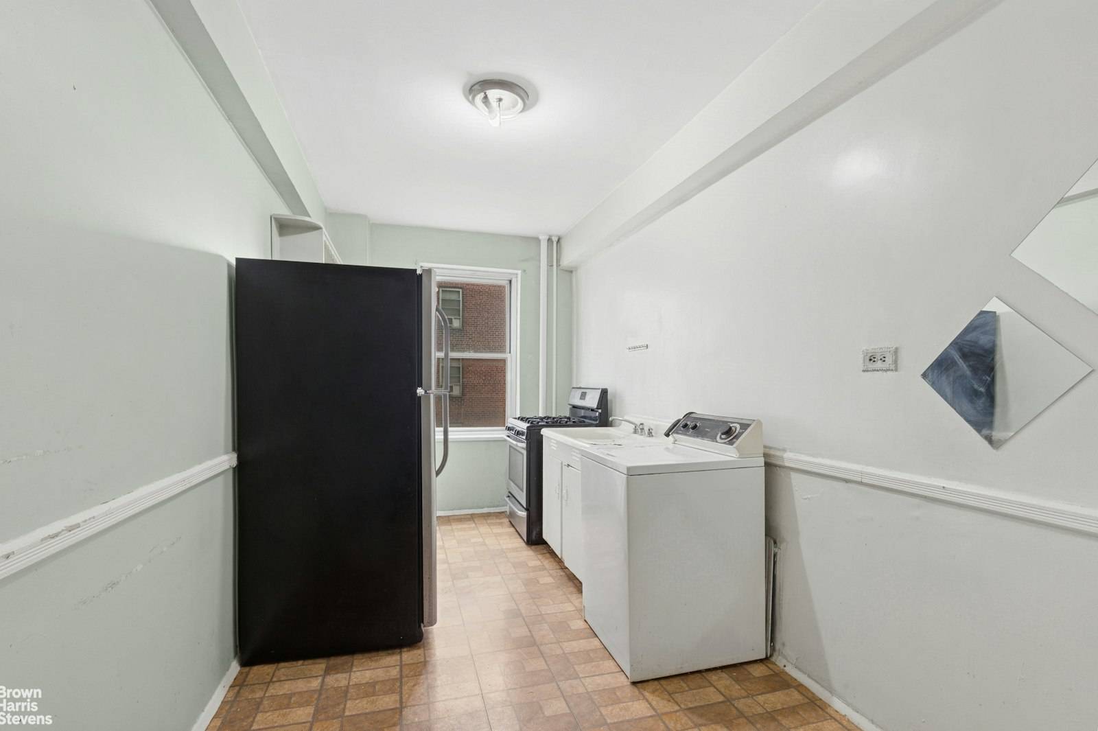 Let the sunshine in ! This 2 bedroom, 1 bathroom apartment has windows in every room.