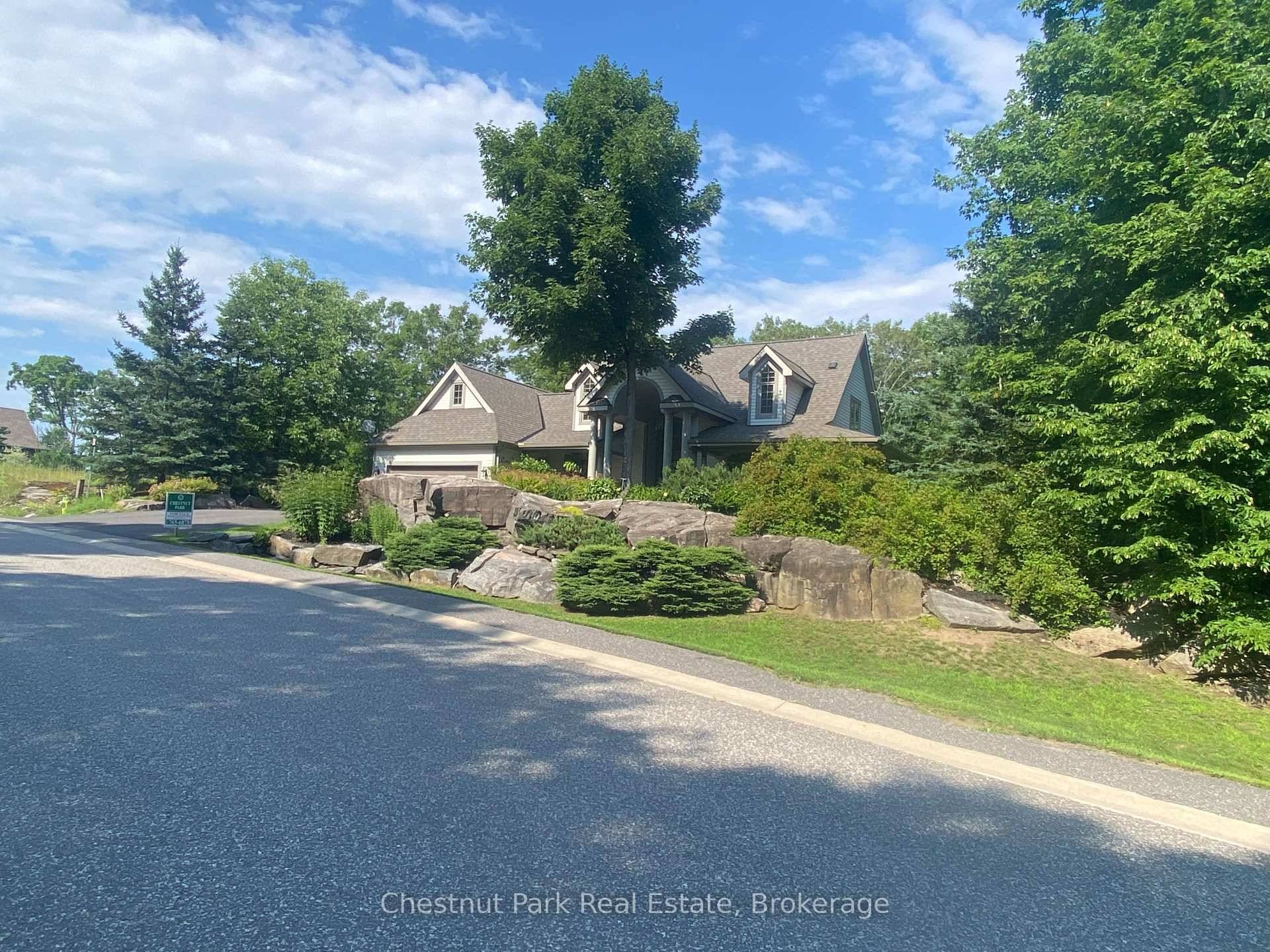 Exclusively addressed, this lovely four bedroom home is situated on a quiet cul de sac overlooking the 17th fairway of the prestigious Port Carling Golf Club.
