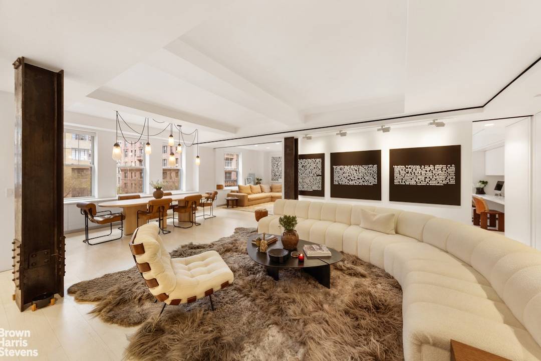 Tastefully designed by Resolution 4 Architecture, this gallery like corner residence brings downtown contemporary sensibility to a classic Emory Roth building.